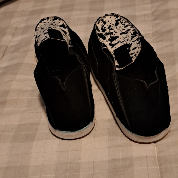 Cow print loafers. NEW never worn. Size 8 - Picture 2 of 4